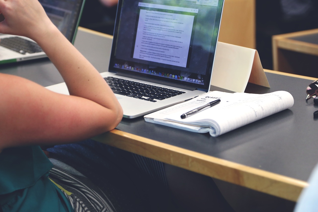 Cymorth addysgu o bell: Defnyddio Blackboard Collaborate Ultra