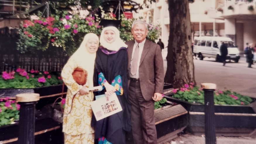 Nori gyda'i mam a'i thad. Diwrnod Graddio, Caerdydd, 1998. 

(Nori with her mom and dad. Graduation Day, Cardiff, 1998.) 