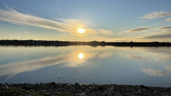 A view across to Cambridge Bay/Iqaluktuuttiaq/ᐃᖃᓗᒃᑑᑦᑎᐊᖅ at sunset.