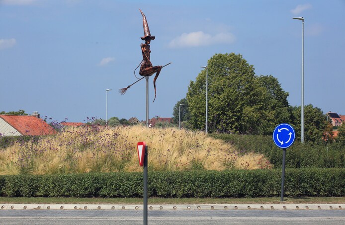 Source: https://www.hln.be/zonnebeke/heksenmonument-op-rotonde-de-kortekeer~a99e84d8/