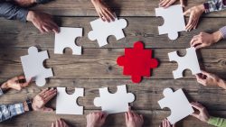 O gydweithio i greu ar y cyd: Y manteision o feddwl ar draws y sector